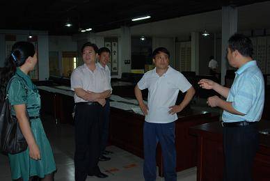 与参观者分享创作感受