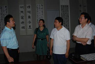 与参观者分享创作感受