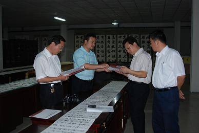 与参观者分享创作感受