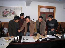 授课中认真示范