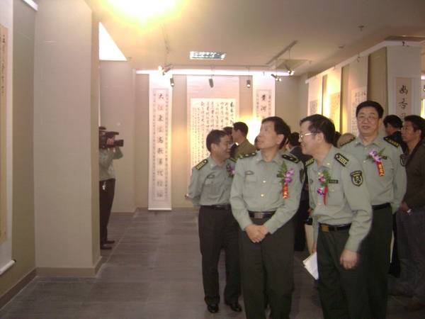 司马武当陪同大家观看展览